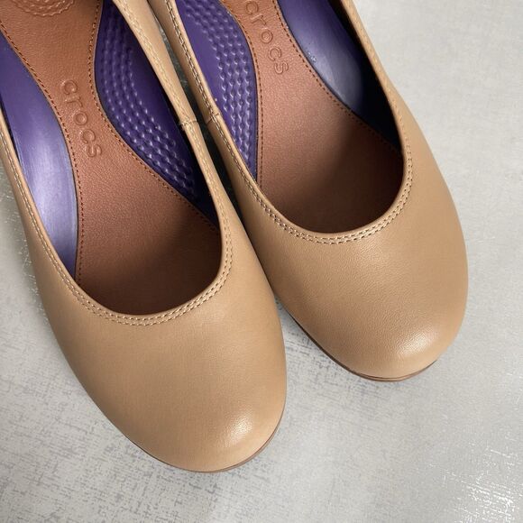 Crocs Women's A-Leigh Closed Toe Wedge Heels Size 6 Tan Beige Preppy - Picture 5 of 11